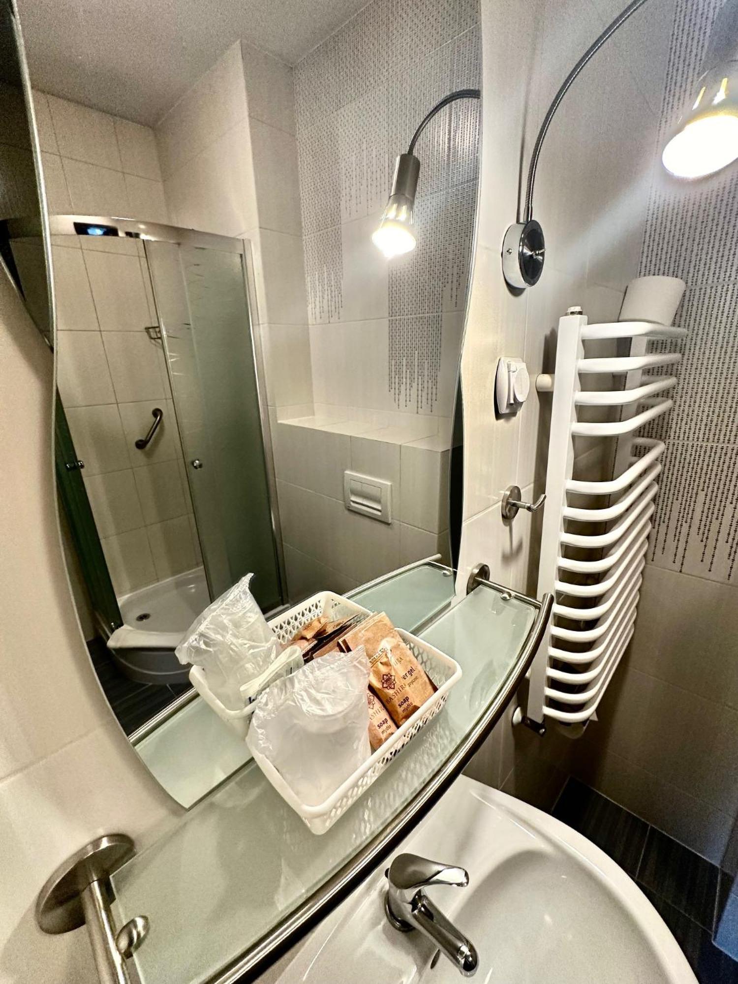 Hotel Pod Debami ออสทรุฟ วีแยลคอพพอลสกี ภายนอก รูปภาพ