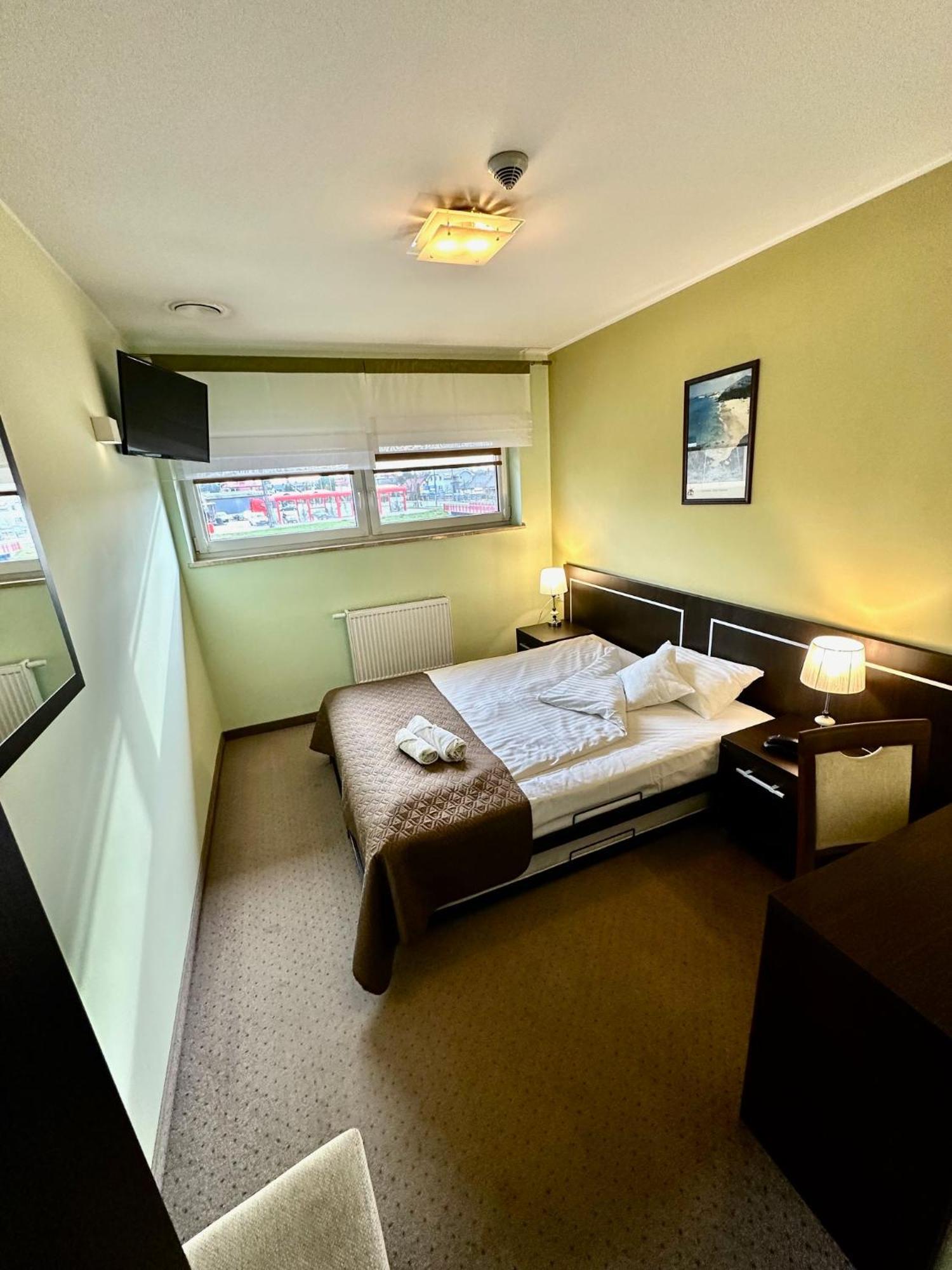 Hotel Pod Debami ออสทรุฟ วีแยลคอพพอลสกี ภายนอก รูปภาพ