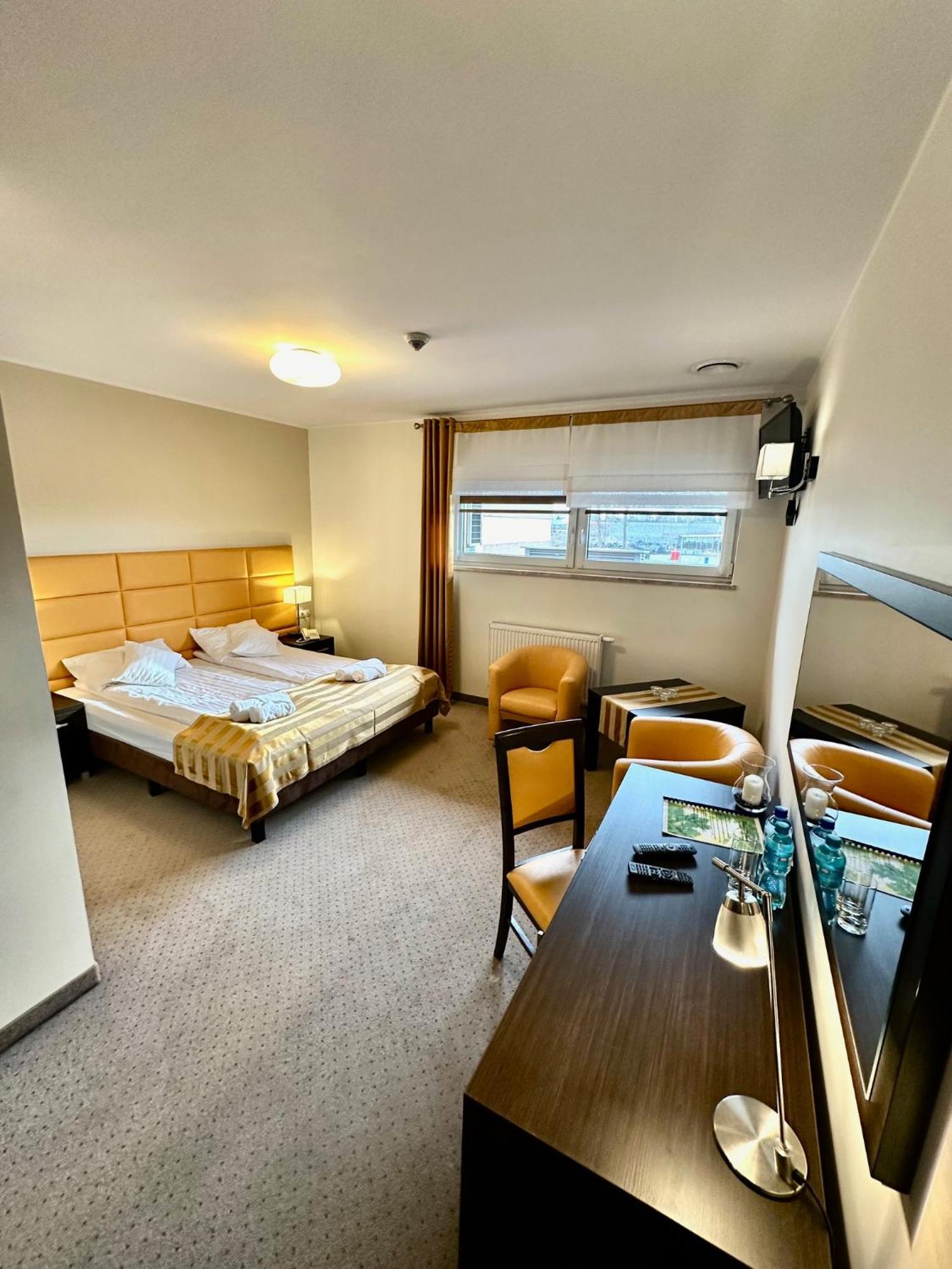Hotel Pod Debami ออสทรุฟ วีแยลคอพพอลสกี ภายนอก รูปภาพ