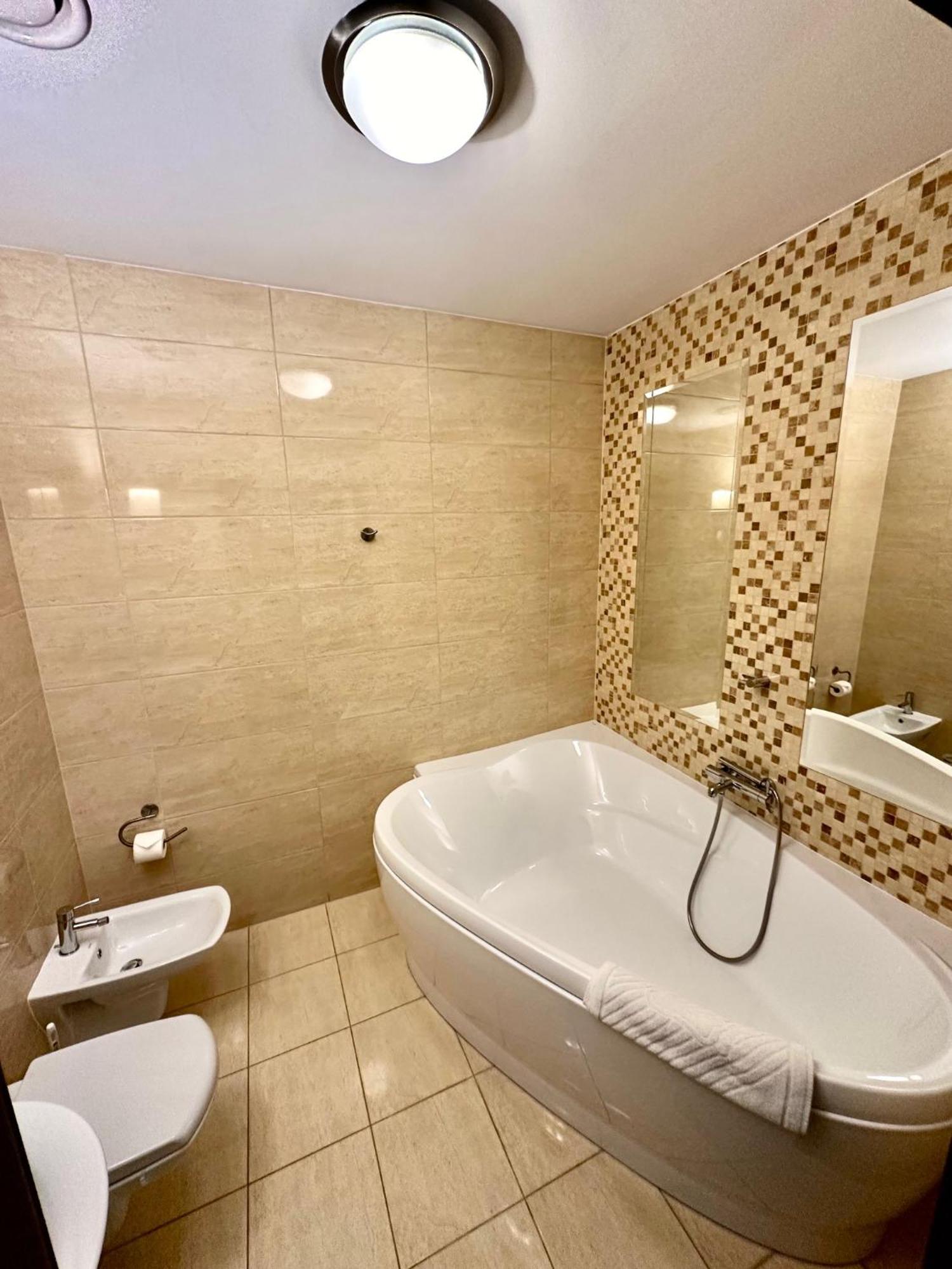 Hotel Pod Debami ออสทรุฟ วีแยลคอพพอลสกี ภายนอก รูปภาพ