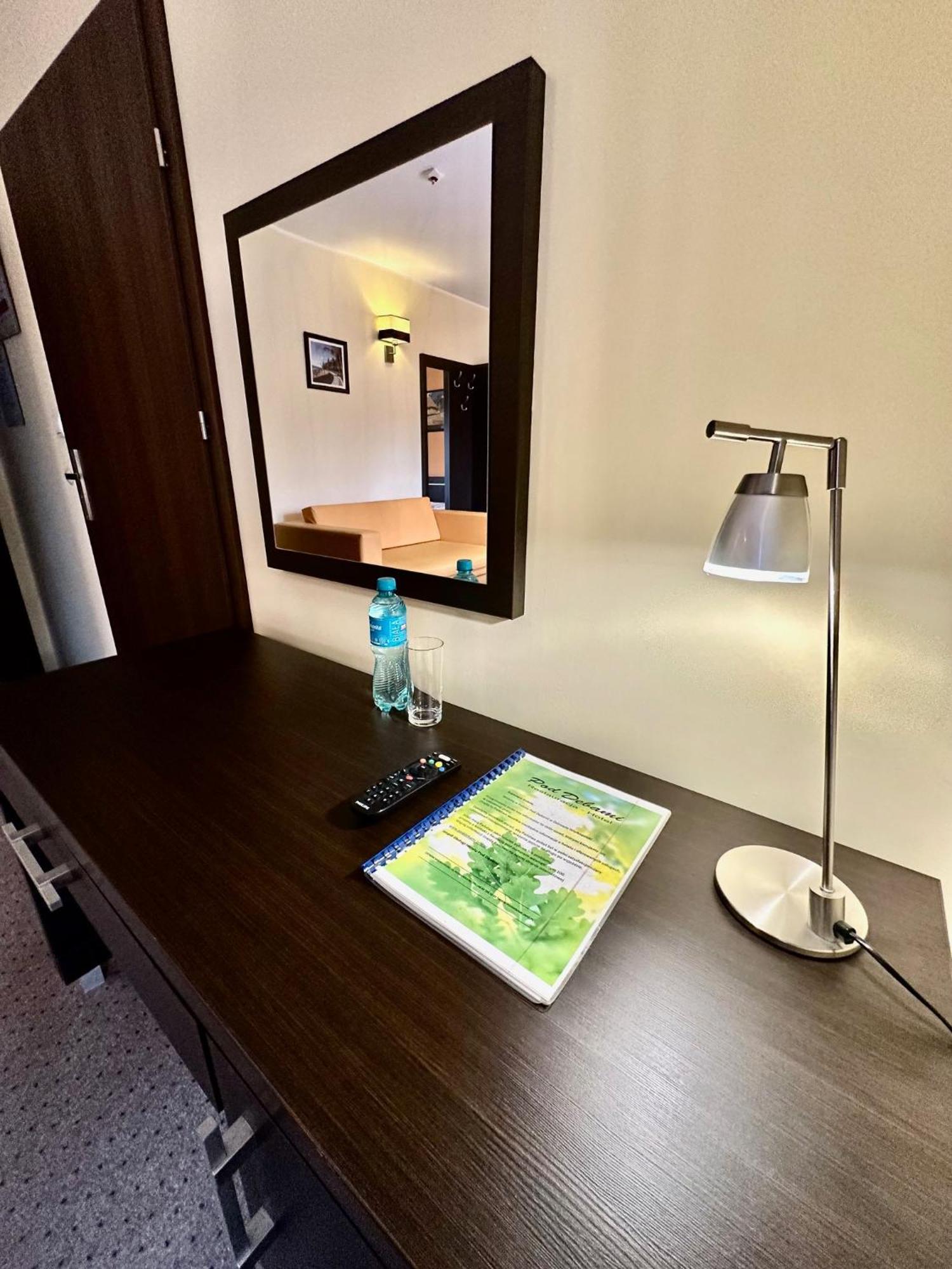 Hotel Pod Debami ออสทรุฟ วีแยลคอพพอลสกี ภายนอก รูปภาพ