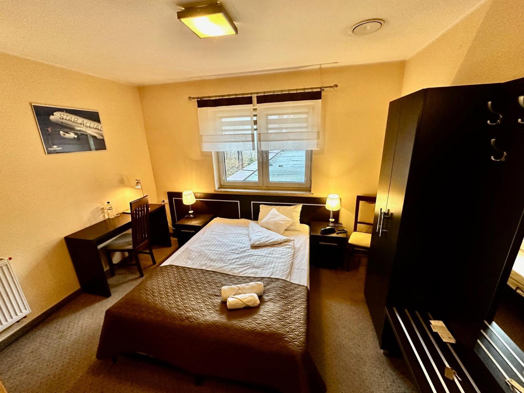 Hotel Pod Debami ออสทรุฟ วีแยลคอพพอลสกี ภายนอก รูปภาพ